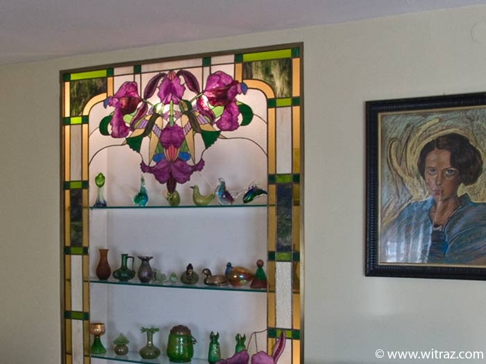 Hummingbird decorated stained glass showcase