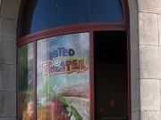 Szkło float taflowe gięte w witrynie restauracji KFC