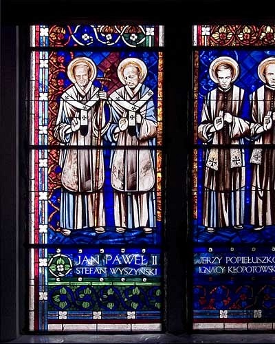 John Paul II, Cardinal Stefan Wyszynski, Jerzy Popieluszko, Ignacy Klopotowski - stained glass windows in Pila church