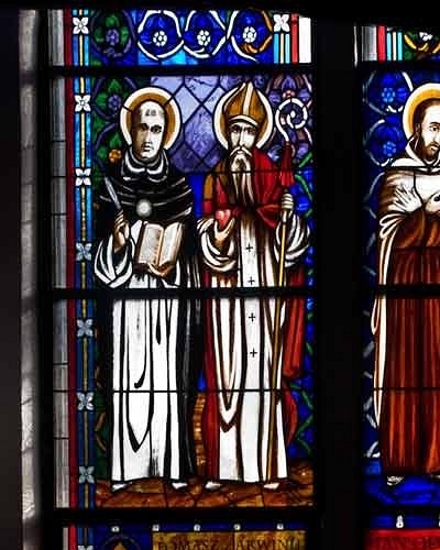 Święci Doktorzy Kościoła: Tomasz z Akwinu, Augustyn z Hippony, Jan od Krzyża, Ignacy Loyola - witraże w Kościele w Pile