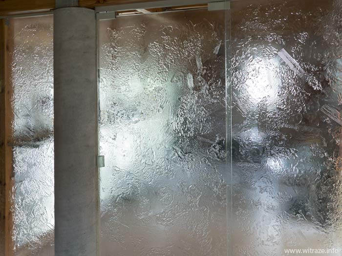 drzwi przesuwne szklane artystyczne szklo w architekturze bezbarwne fakturowane witraze warszawa2