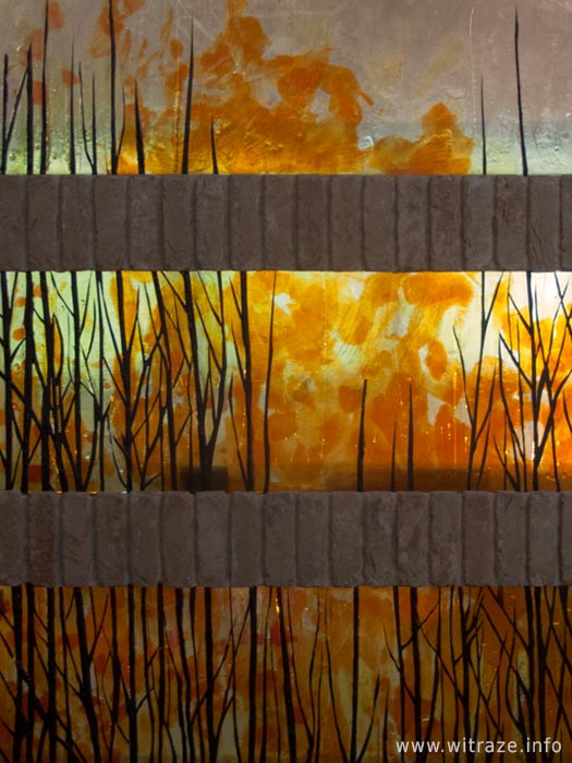 dekoracyjne szklo we wnetrzu jesienne cieple kolory klatka schodowa warszawa