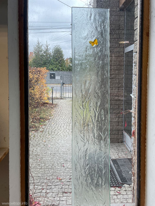 wstawka szklana w plycie nagrobka szklo artystyczne fusing kolorowy krzyz witraze warszawa