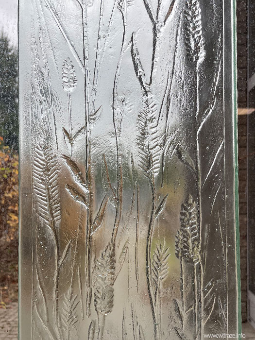 nagrobek szklany relief trawy motyl wstawka szklana warszawa witraze2