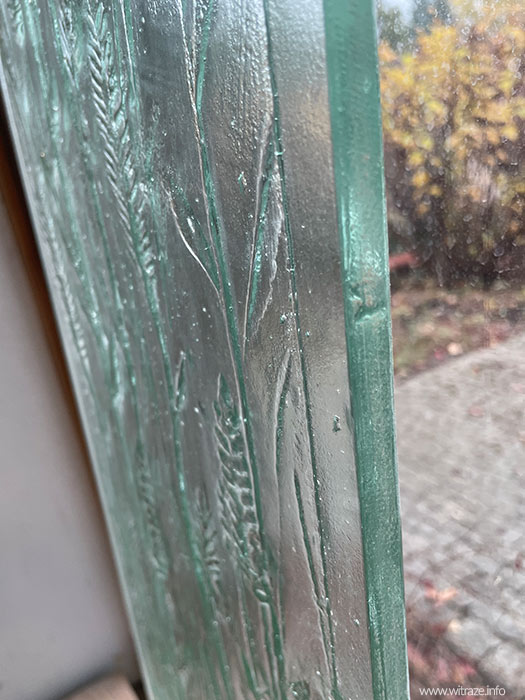 nagrobek szklany relief trawy motyl wstawka szklana warszawa witraze4