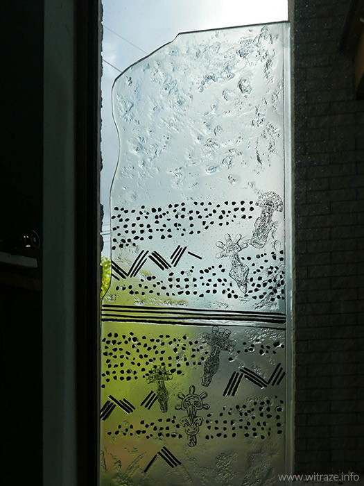 wstawka szklana w plycie nagrobka szklo artystyczne fusing kolorowy krzyz witraze warszawa