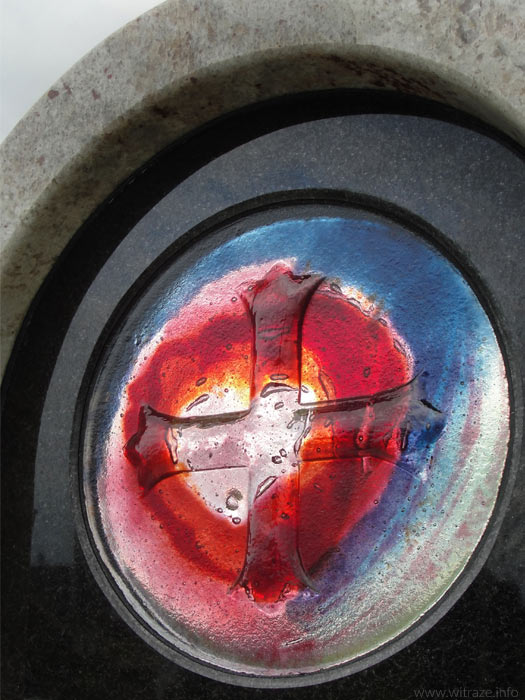 wstawka szklana w plycie nagrobka szklo artystyczne fusing kolorowy krzyz witraze warszawa1