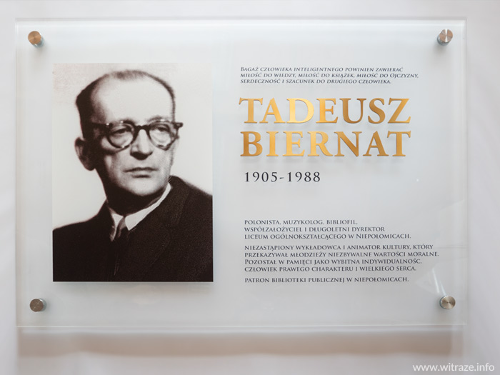 tadeusz biernat tablica szklana pamiatkowa ze zlotymi literami witraze warszawa