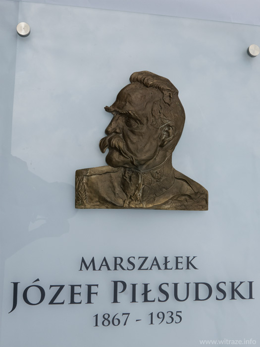 tablica szklana pamiatkowa jozef pilsudski metalowe popiersie witraze warszawa3