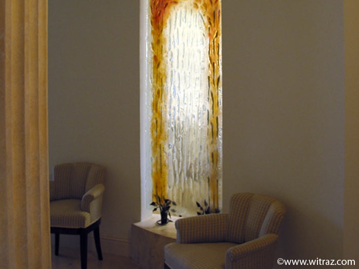 Bent art glass wall decorated with autumnal feafs motif