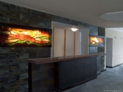 Szkło artystyczne kolorowe - ściana w restauracji