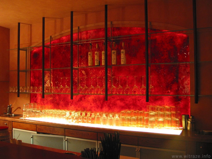 Czerwona ściana - szkło artystyczne w klubie