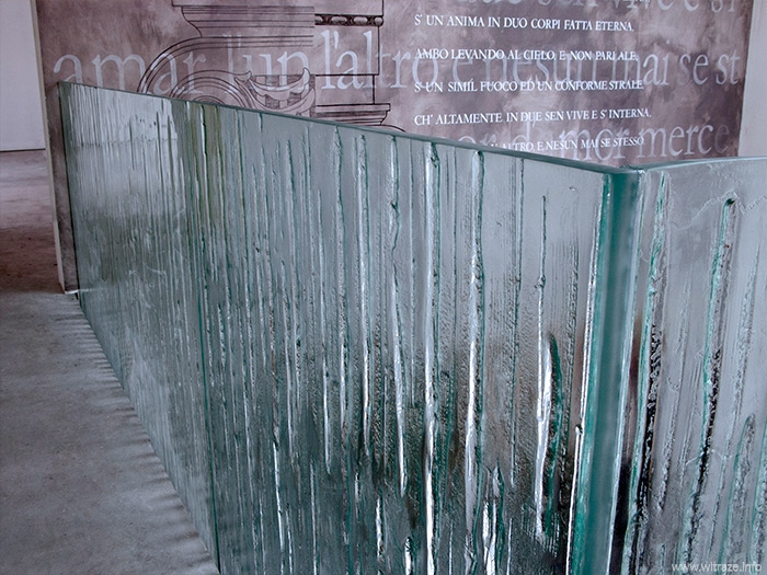 Balustrada z masywnego szkła artystycznego samonośna