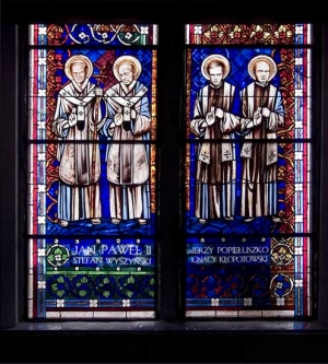 John Paul II, Cardinal Stefan Wyszynski, Jerzy Popieluszko, Ignacy Klopotowski - stained glass windows in Pila church