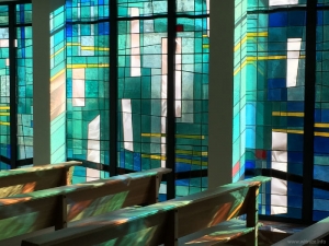 Witraże abstrakcyjne w kaplicy w Brukseli