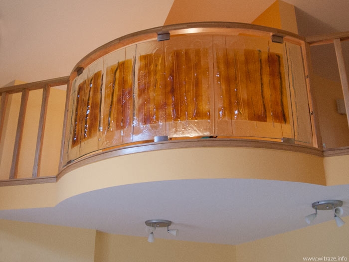 Szkło artystyczne - balustrada gięta na antresoli domu