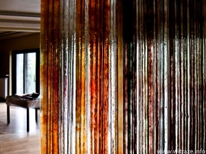 Ściana z giętego barwnego szkła artystycznego