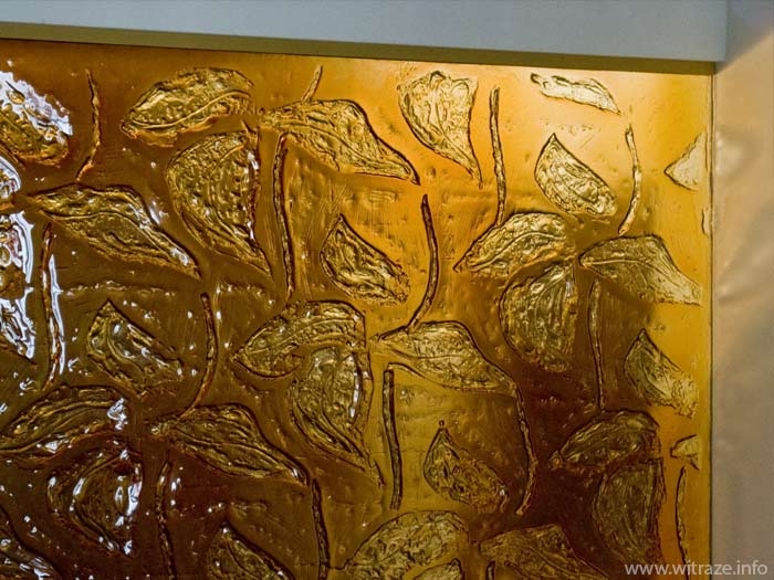 Szkło artystyczne  w oknie, z motywem złotych liści