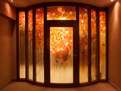 Ścianka i wypełnienie drzwi ze szkła artystycznego z motywem jesiennych liści