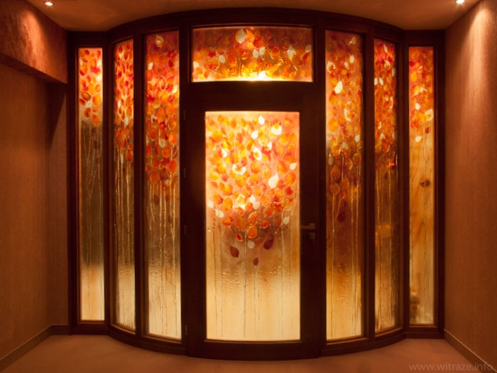 Ścianka i wypełnienie drzwi ze szkła artystycznego z motywem jesiennych liści