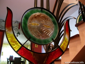 Element heraldyczny z giętego szkła artystycznego przy schodach