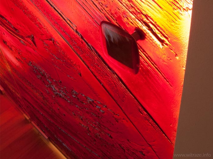 Drzwi szklane i ściana - czerwone szkło artystyczne