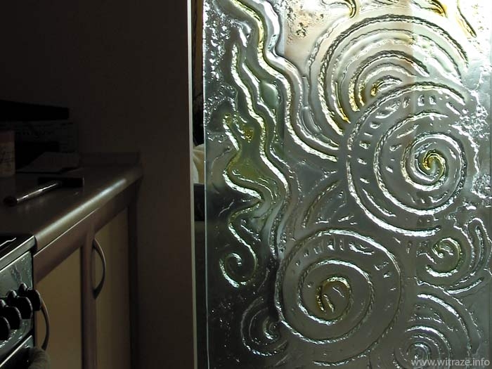 Ściana ze szkła artystycznego stapianego z motywem spirali