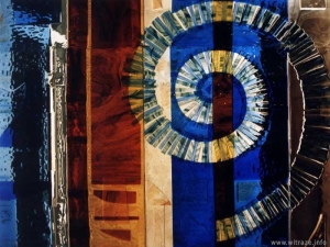 Ściana ze szkła artystycznego stapianego, niebieska, z motywem spirali
