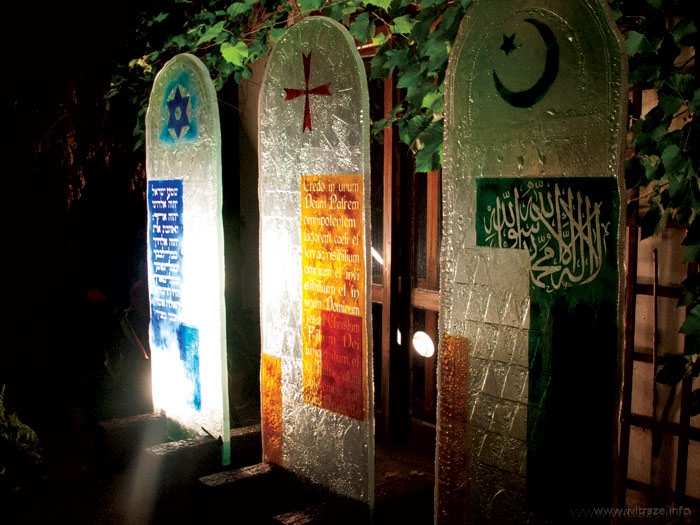 Trzy drogi - tablice ze szkła artystycznego poświęcone trzem religiom