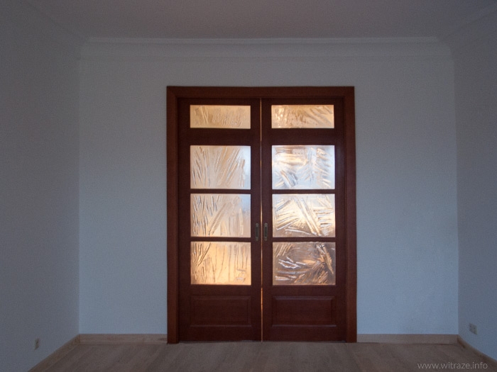 Szkło artystyczne bezbarwne wypełnia drzwi podwójne w rezydencji