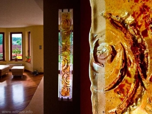 Szkło artystyczne dekoruje salon w domu mieszklanym