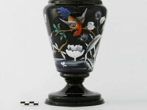 Hialitowy czeski wazon pochodzący z końca XIX wieku.