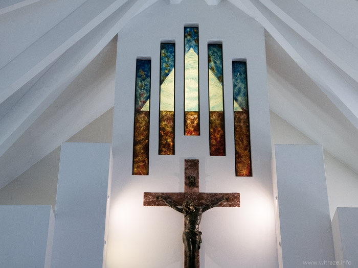 Szkło stapiane w kościele w Jasienicy