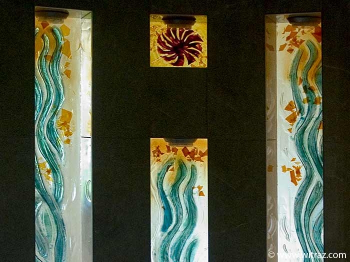 Doświetlenie łazienki panelami ze szkła artystycznego