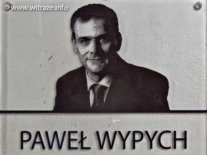 Tablica ze szkła pamięci Pawła Wypycha