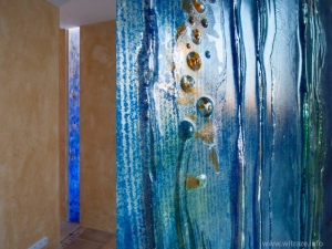 Szkło artystyczne - wąskie niebieskie panele w mieszkaniu