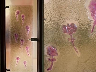 Drzwi szklane z motywem purpurowych kwiatów