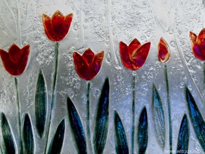 Motywy czerwonych tulipanów - okna ze szkła artystycznego w łazience i hallu