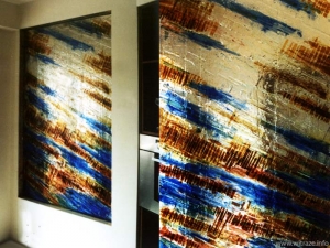 Złoto niebieskie szkło artystyczne - ściana między salonem i hallem