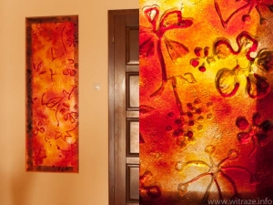 Panele ze szkła artystycznego, stapianego, pomiędzy hallem i wejściem, motywy jesienne