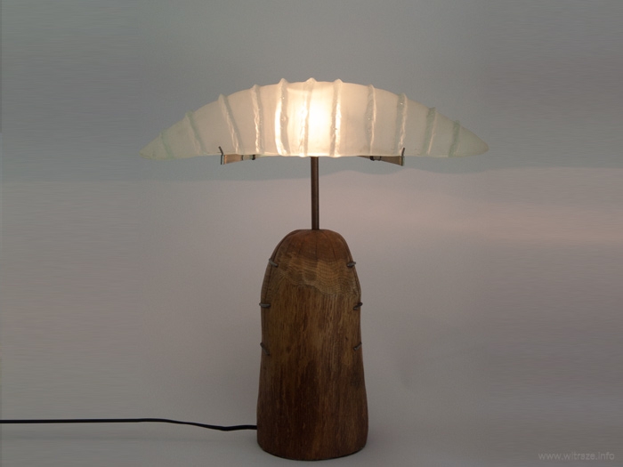 Lampa na drewnianej podstawie