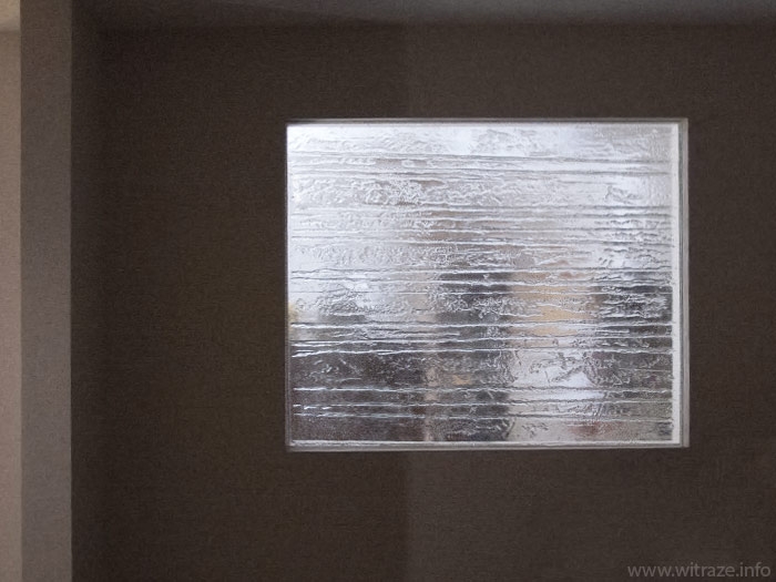 Szkło artystyczne bezbarwne w oknie