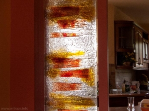 Ściana szklana w kolorach jesieni, szkło artystyczne pomiędzy kuchnią i jadalnią