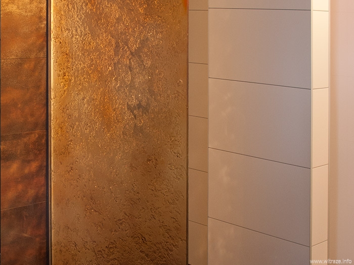 Kabina prysznicowa wydzielona ścianką ze szkła artystycznego