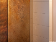 Kabina prysznicowa wydzielona ścianką ze szkła artystycznego