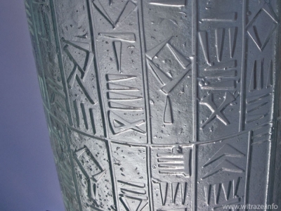 Stela Hammurabiego - kolumna ze szkła artystycznego