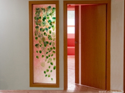 Szkło artystyczne - ściany szklane przy drzwiach