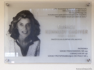 Szklana tablica patronki szkoły Eunice Kennedy Shriver