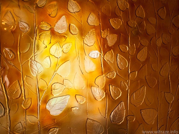 Ściana szklana, artystyczna osłona schodów z motywem jesiennych liści