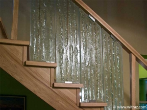 Balustrada przy schodach z masywnego szkła artystycznego